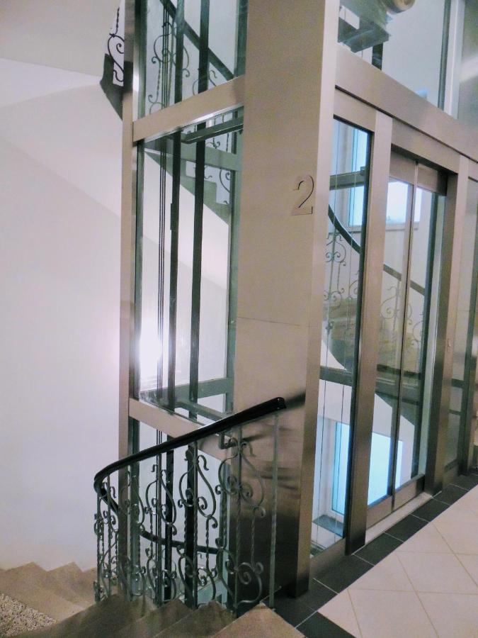 Modern Futuristic Apartment / Zizkov Tv Tower + Metro Station Πράγα Εξωτερικό φωτογραφία